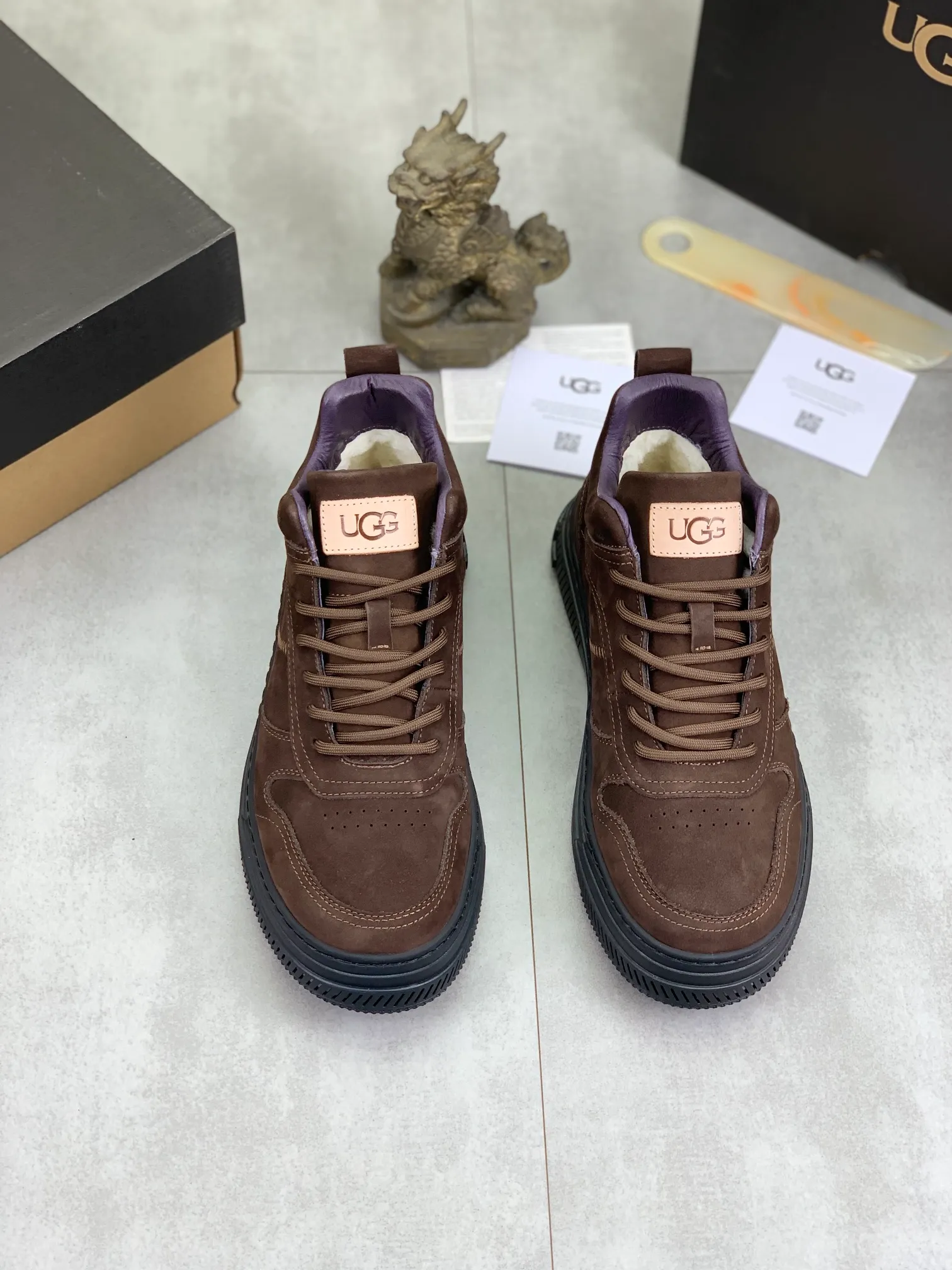 Men's Men's Shoes P620 [New Style] 💰 🆘 "Real Wool" [UGG] 👉 Popular men's shoes official website synchronization 🔰 Genuine quality [proud] is not comparable to the imitations in the general market 🌀 The upper is imported Italian frosted cowhide, and the lining: foot pad 🅰️ grade 🐑 real wool 👻 Only Grade A can show the effect The hand feels smooth and delicate 🔱The shoe shape is grand, only genuine factories can achieve it 🎄The perfect toughness of the original outsole 👻⬛️ allows customers to bid farewell to one-time consumption. Real wool lining, super warm. 3️⃣Colors available Sizes: 38-44